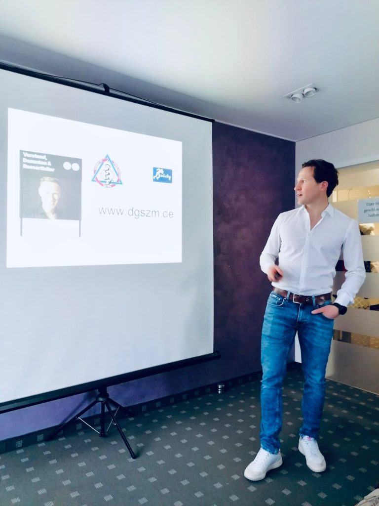 Daniel Klein, Sportzahnarzt und Referent der DGSZM, während eines sportzahnmedizinischen Workshops